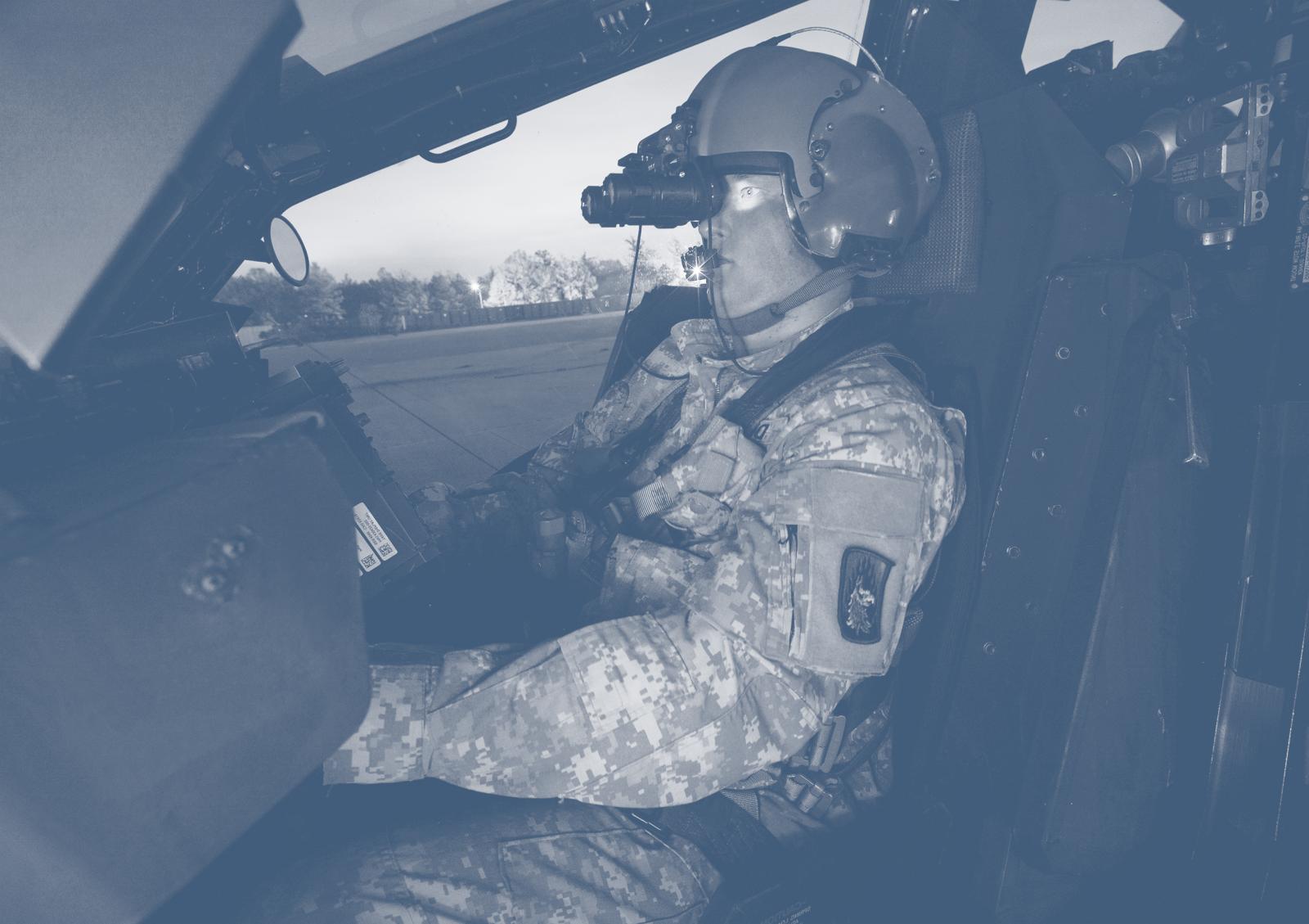 Armee Mitglied mit einer Helmkamera in einem Helikopter