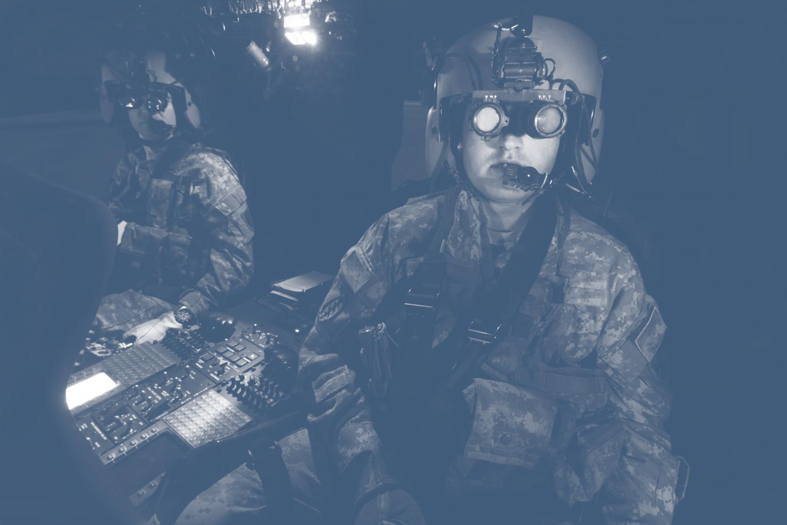 Armee Mitglieder in einem Helikopter mit aufgesetzten Helmkameras