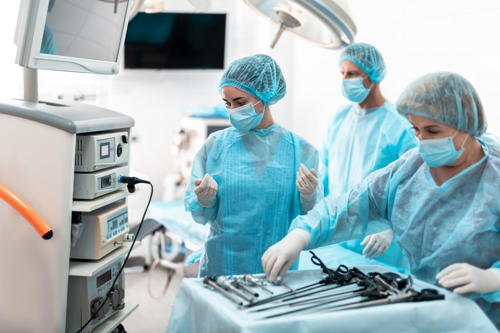 Medizinische Mitarbeiter bereiten sich auf eine laparoskopische Chirurgie vor