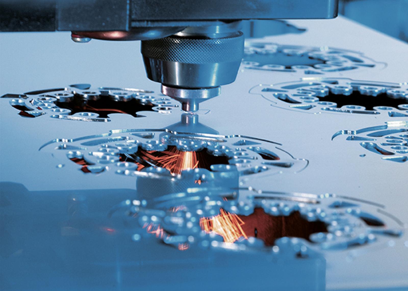 Laser zerschneidet Metall