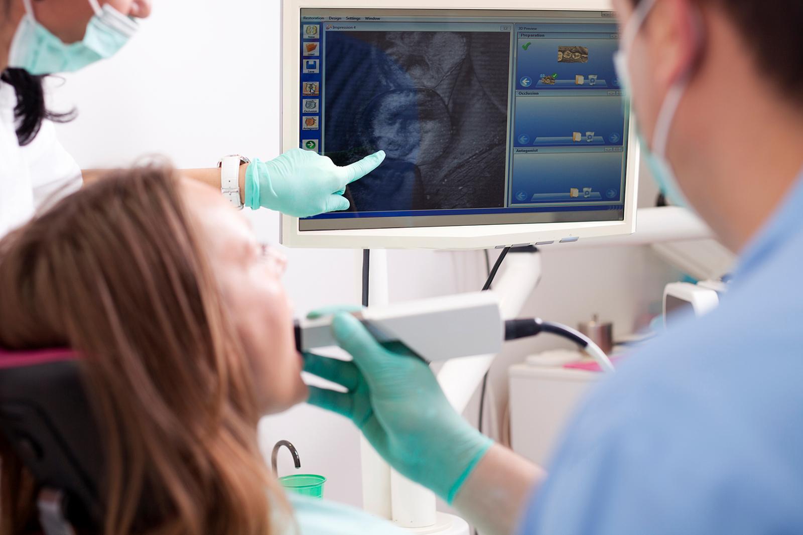 Ansicht eines Zahnarztes bei einer Untersuchung