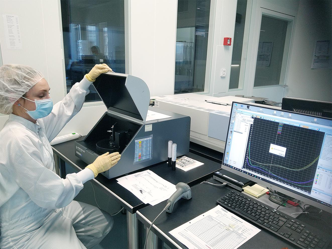 FISBA Mitarbeiterin am Spektralphotometer