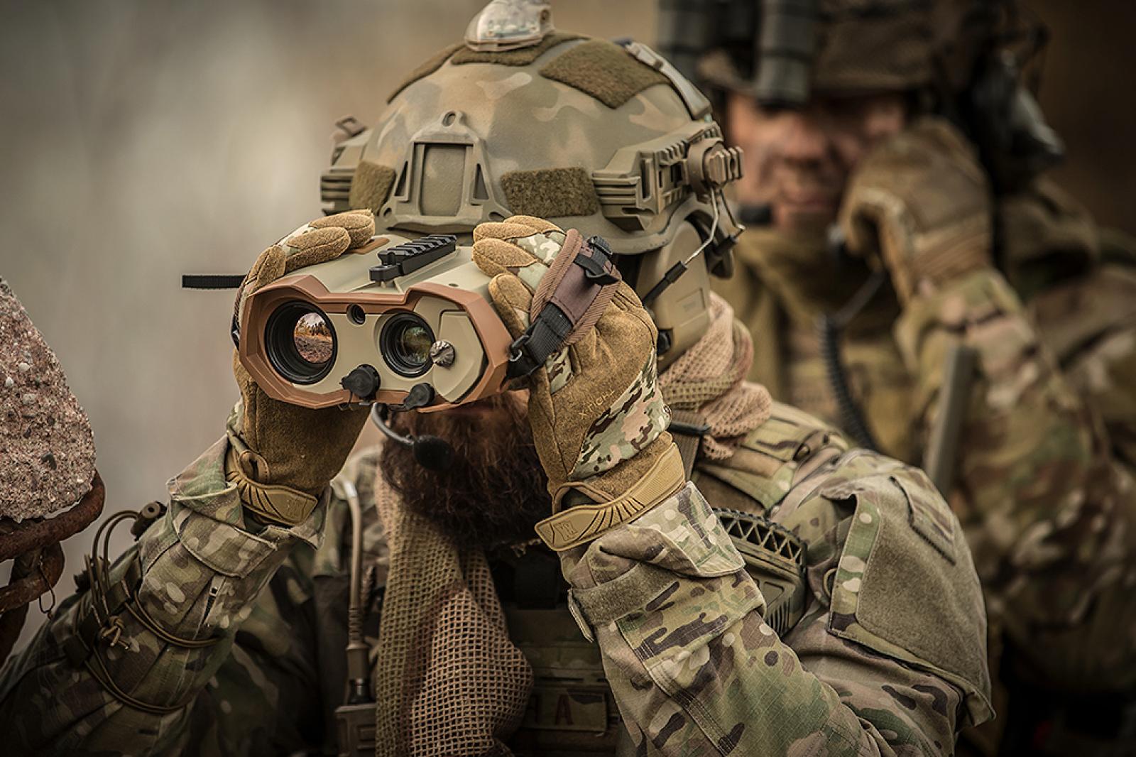 Soldat sieht durch Militär Fernglas hindurch.