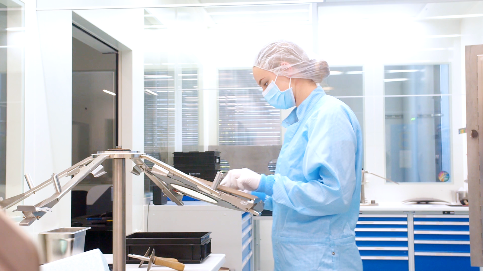 Wir verfügen über State of the Art Beschichtungsanlagen, bedient von erfahrenen Operaters im Reinraum ISO 7.