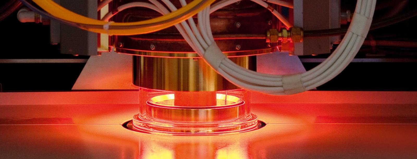 Vom kundenspezifischen Design und Prototyping bis zur Serienfertigung von doppelseitigen Asphären, Off-Axis-Asphären und azylindrischen Linsenarrays im sichtbaren und infraroten Spektralbereich.