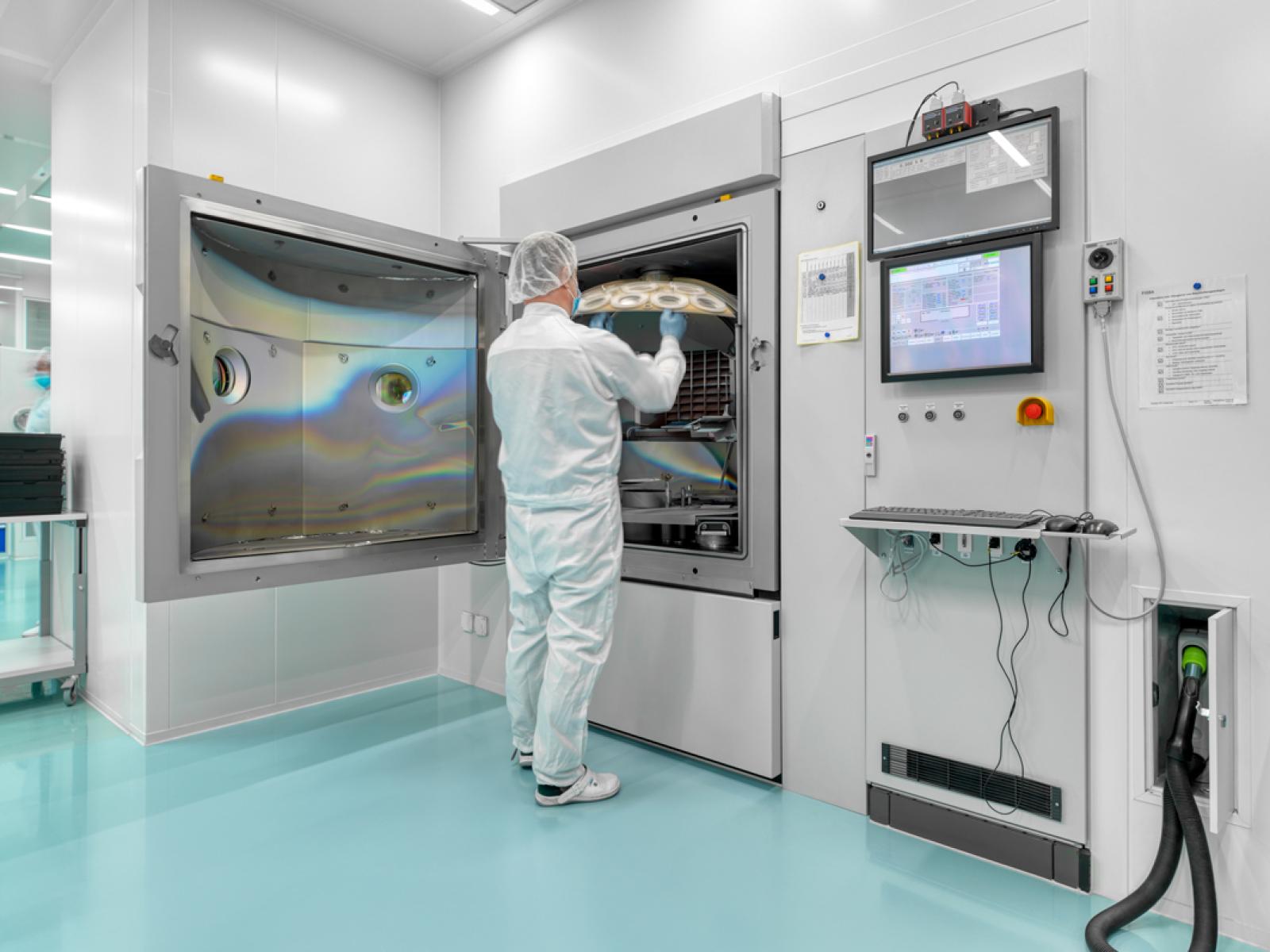 Unser Team von erfahrenen Dünnschicht-Designern entwickelt, analysiert und optimiert Ihr optisches System – je nach Bedarf in enger Zusammenarbeit mit den Optikdesignern. 