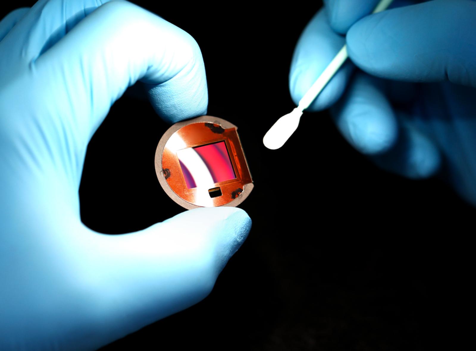Reinigung eines Sensor-Chips mit einem Wattestäbchen