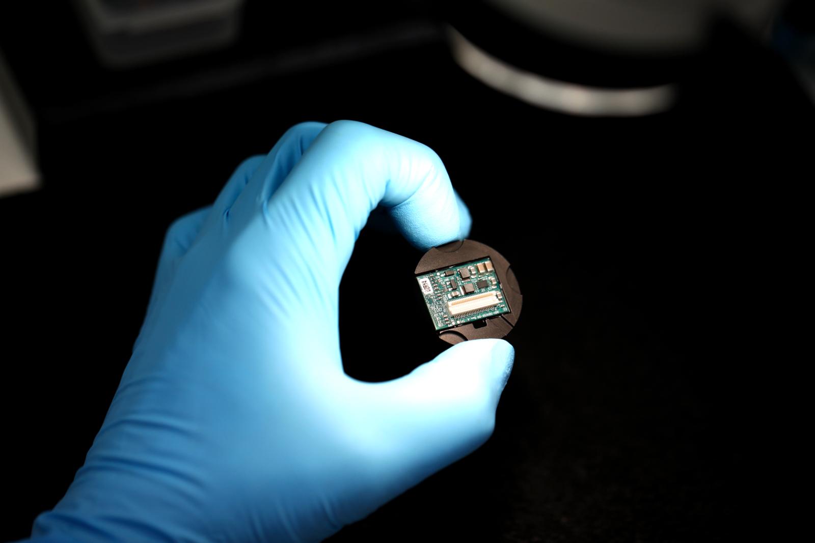 Gehaltener Sensor-Chip