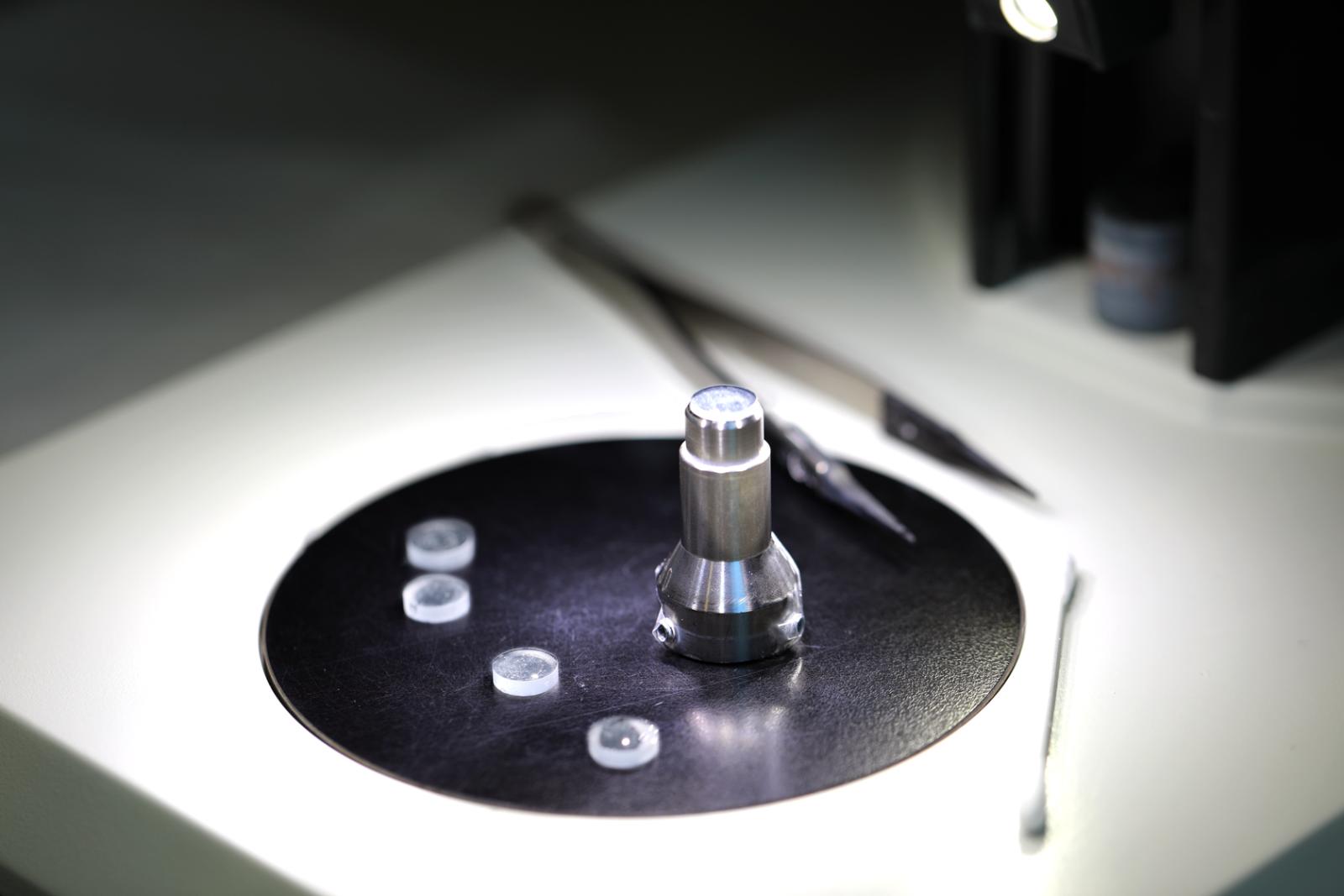 Microlinsen unter Lichtquelle um die Oberflächenbeschaffenheit auf Kratzer zu prüfen.