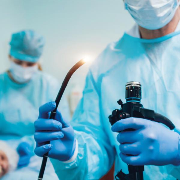 Arzt hält ein Endoskop, welches für die bevorstehende Magenspiegelung (Gastroskopie) benutzt wird. 