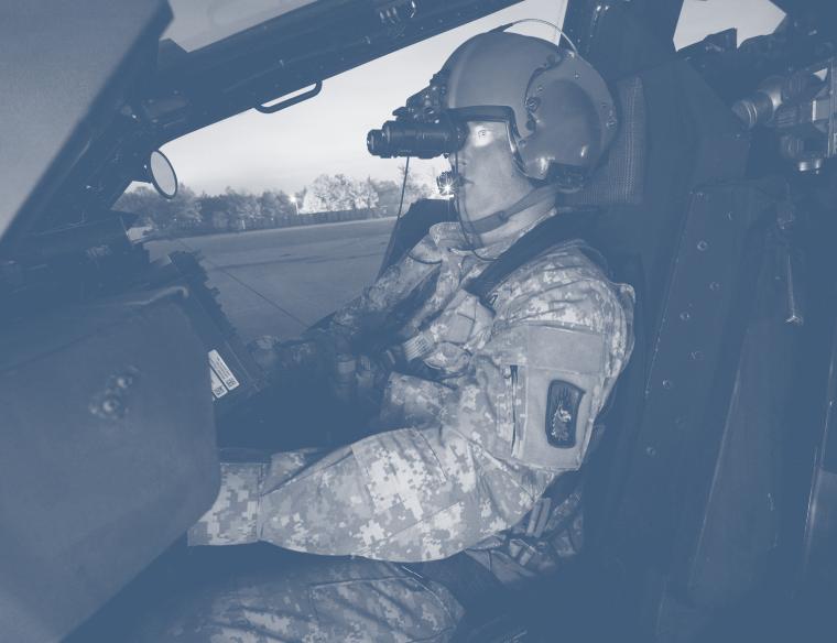 Armee Mitglied mit einer Helmkamera in einem Helikopter