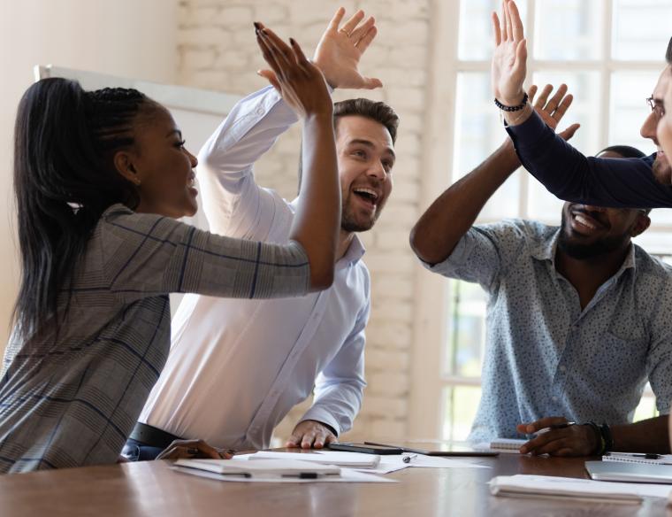 Gruppe von Mitarbeitern geben sich en High-Five