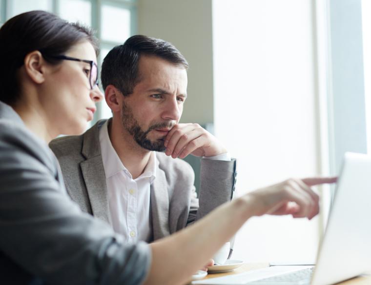 Zwei Dünnschicht-Designern analysieren ein optisches System