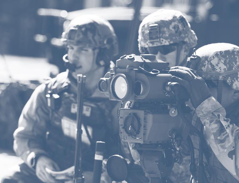 Gruppe von Militärmitgliedern, die durch ein Messgerät sehen