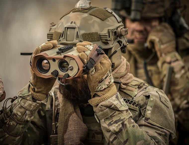 Soldat sieht durch Militär Fernglas hindurch.